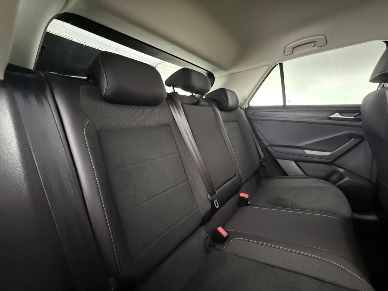 Volkswagen T-Roc thumbnail Seats Rear