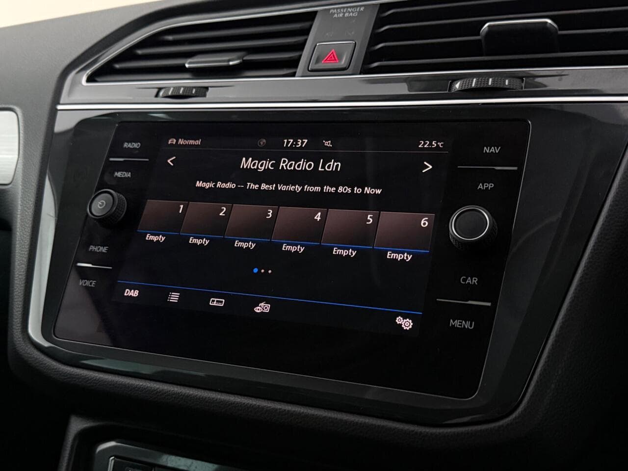 Volkswagen Tiguan thumbnail Infotainment System