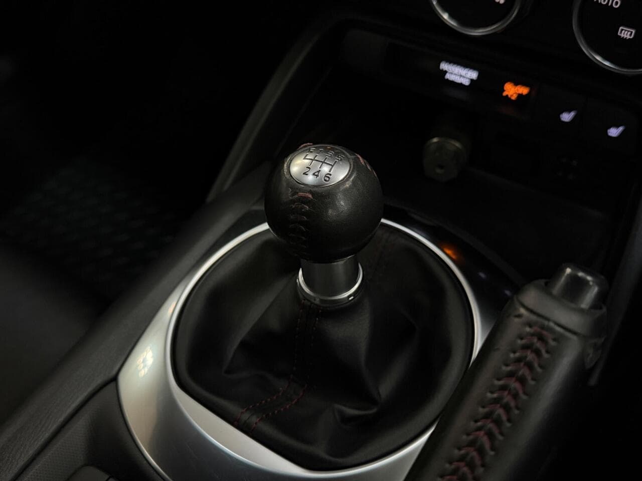 Mazda MX-5 thumbnail Interior Front