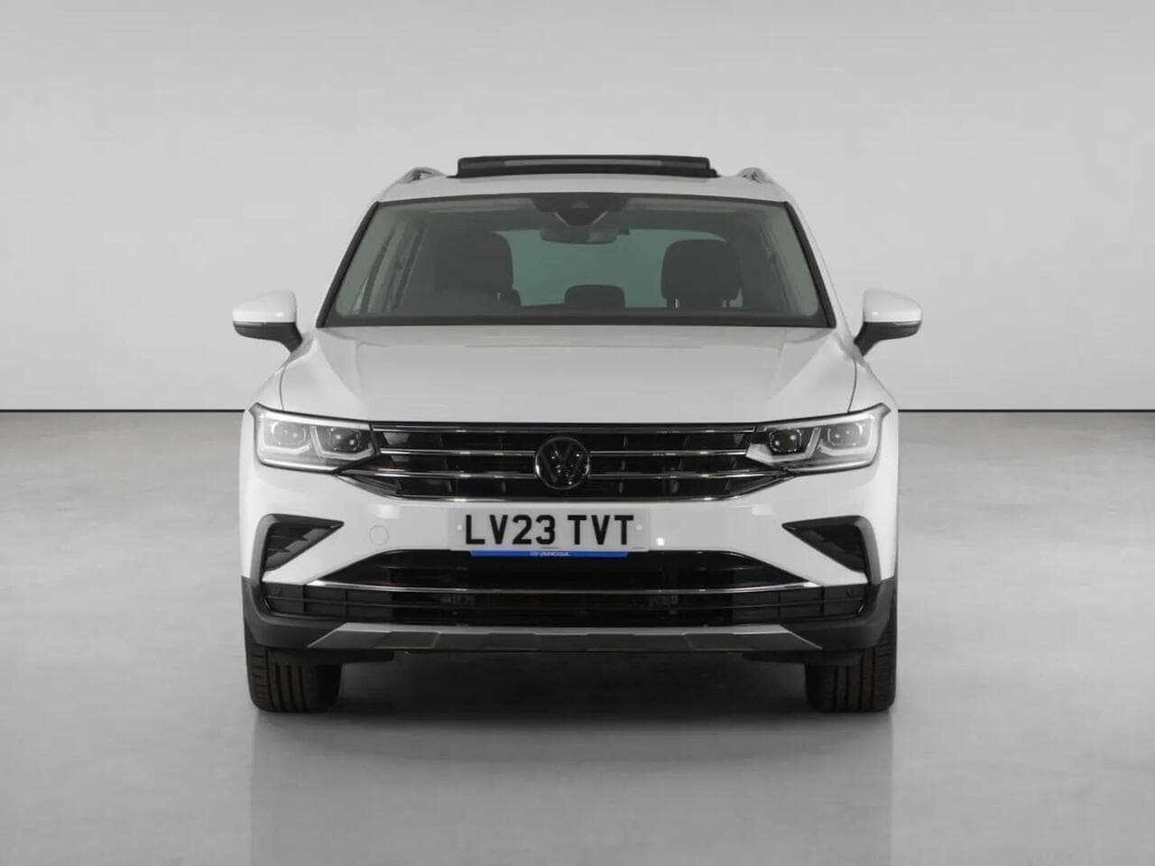 Volkswagen Tiguan thumbnail Front