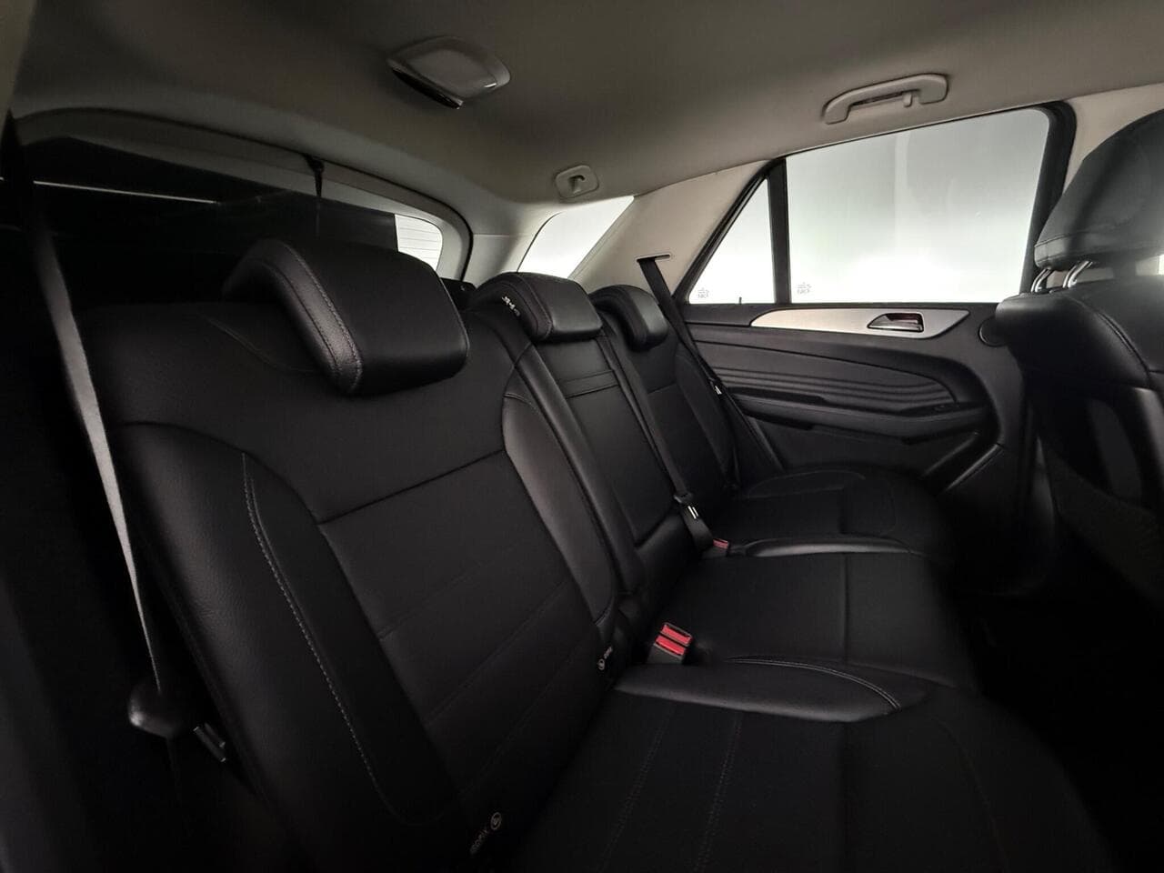 Mercedes-Benz GLE thumbnail Seats Rear