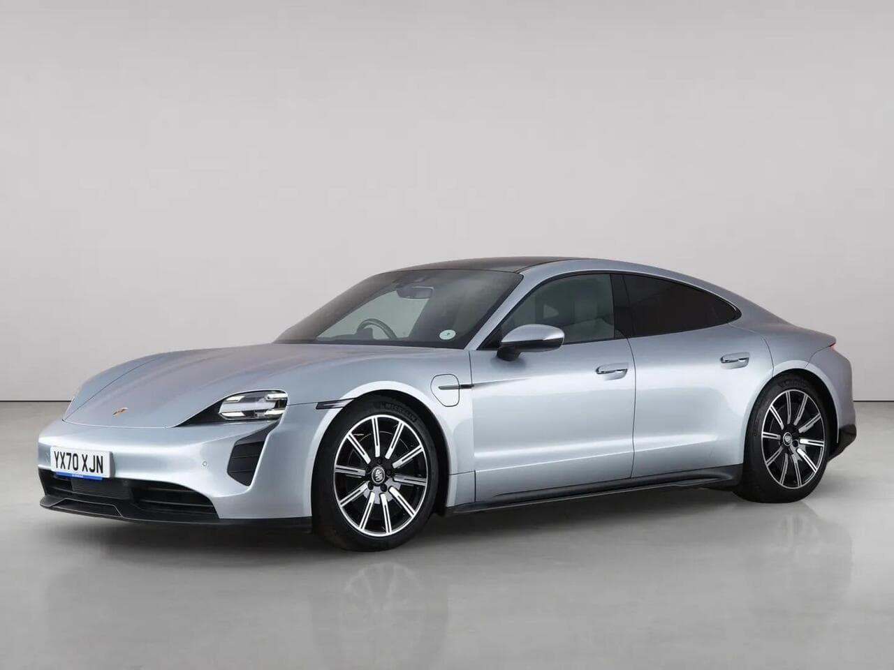 Porsche Taycan thumbnail Front Left