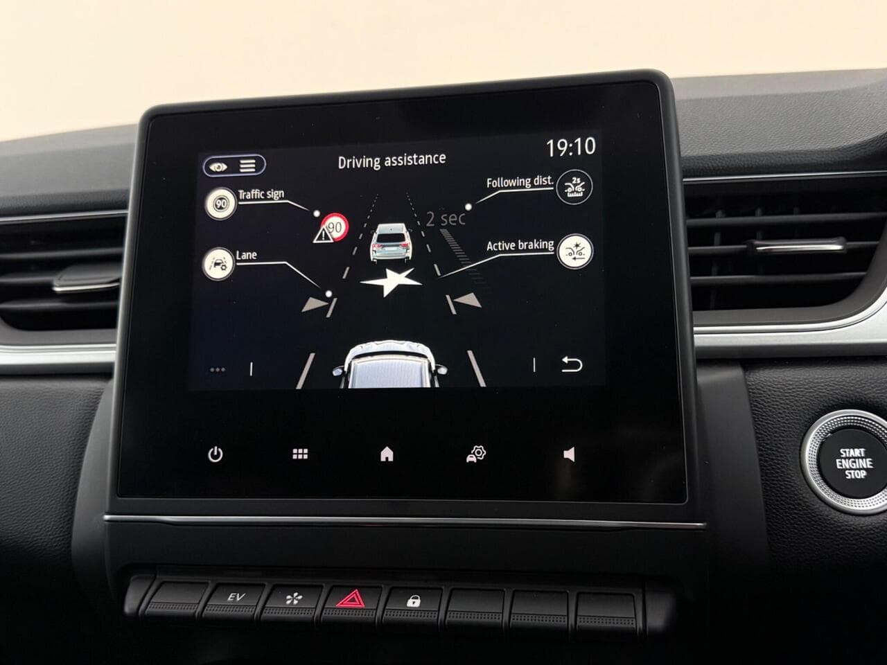 Renault Captur thumbnail Infotainment System
