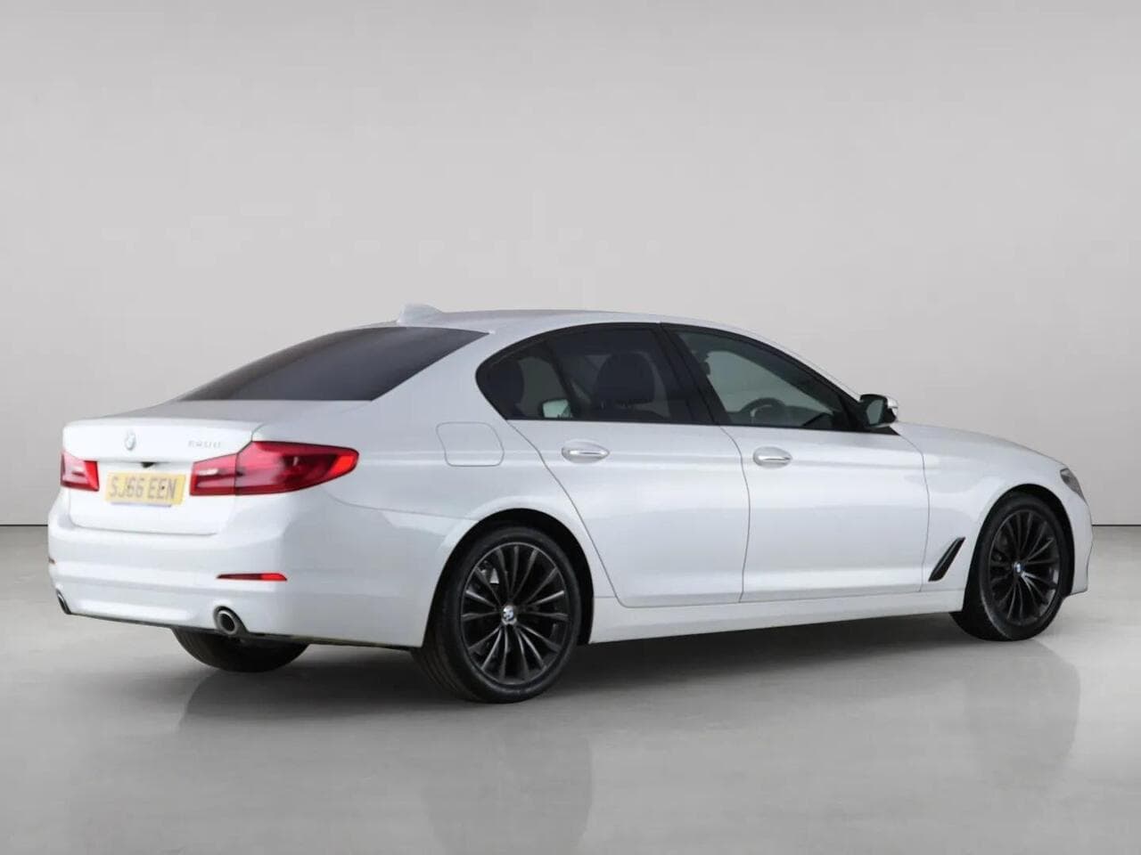 BMW 5 Series thumbnail Rear Right