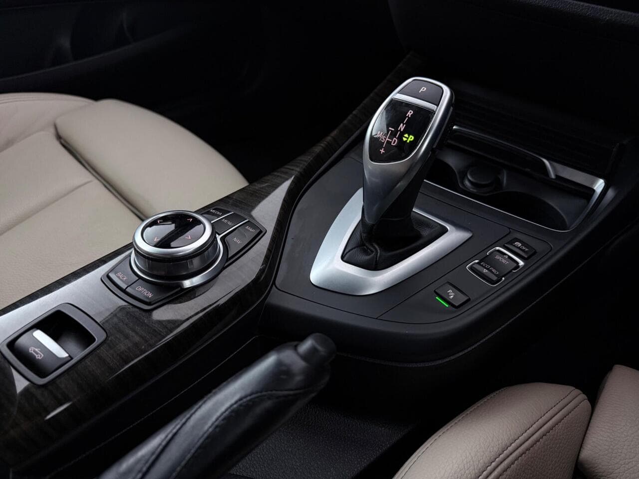 BMW 2 Series thumbnail Interior Front