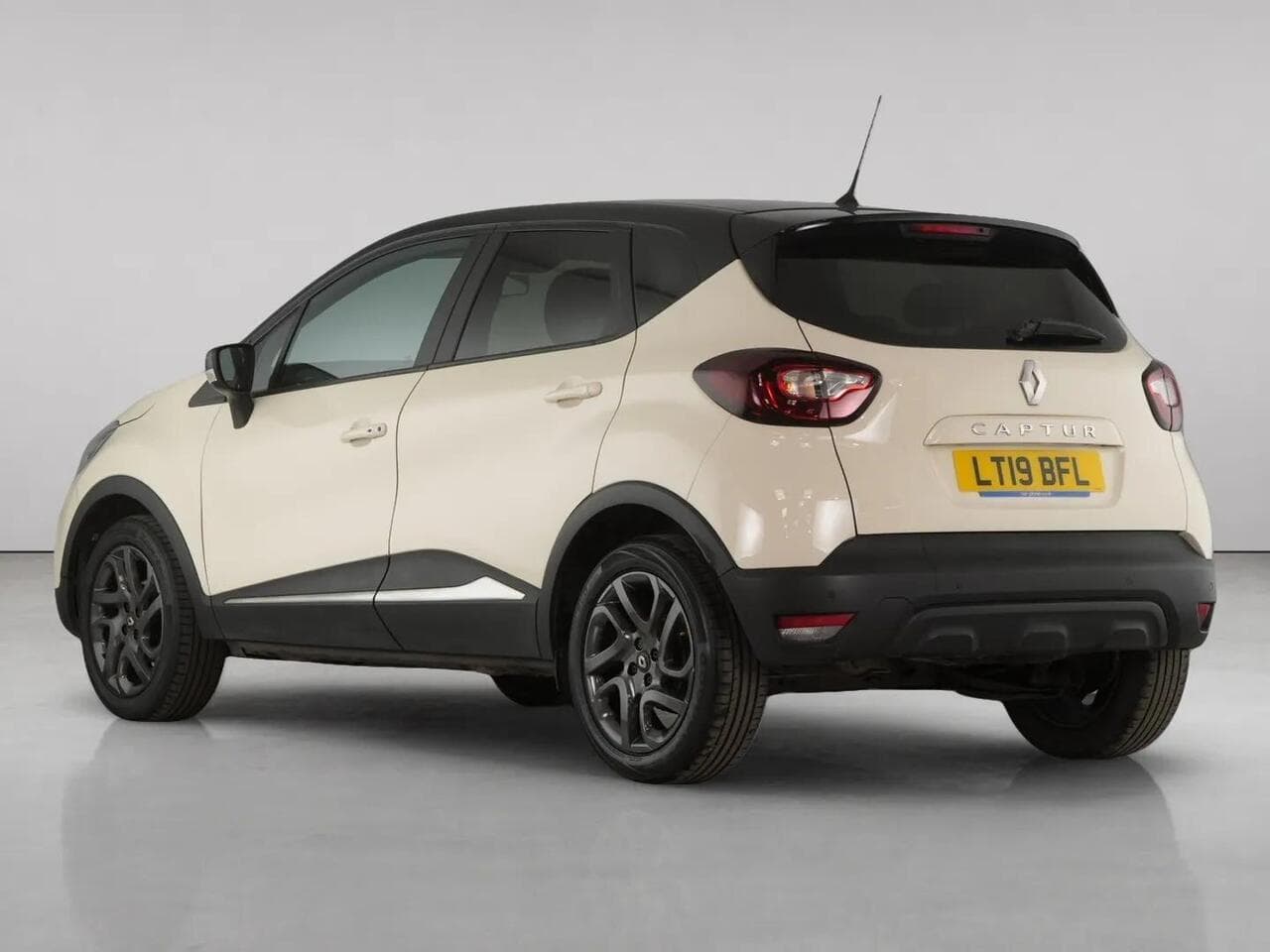 Renault Captur thumbnail Rear Left