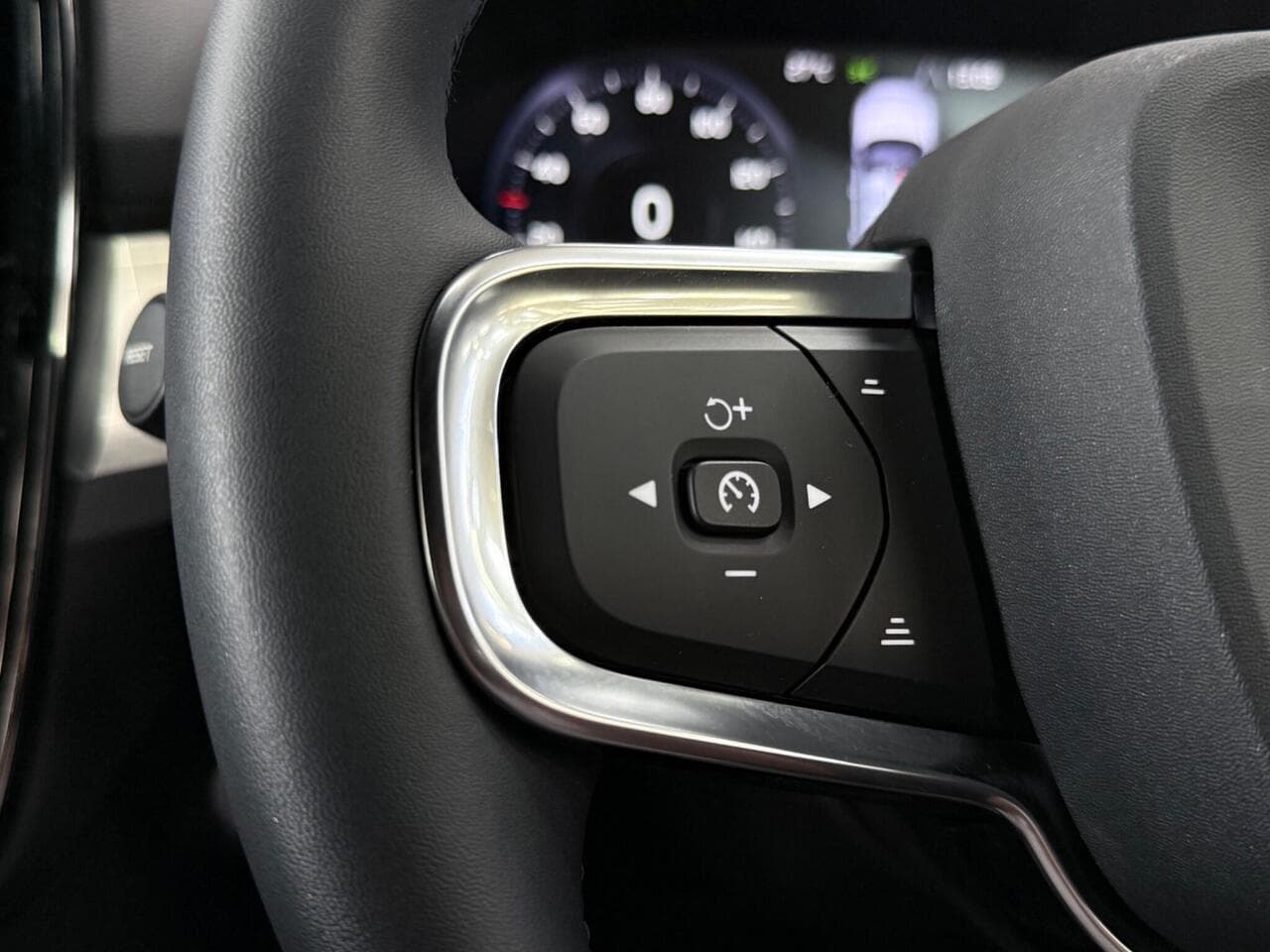 Volvo XC40 thumbnail Misc Controls