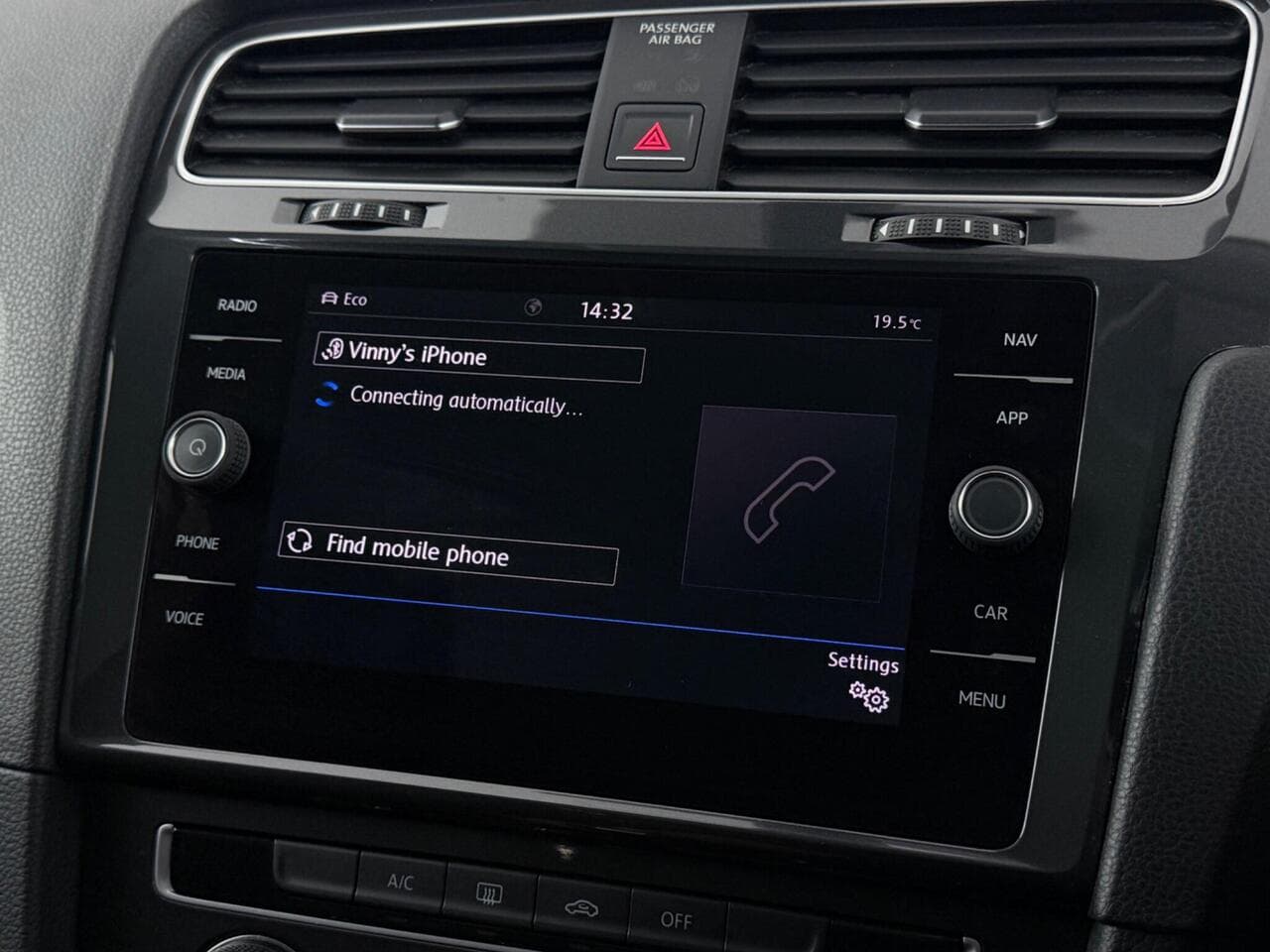 Volkswagen Golf thumbnail Infotainment System
