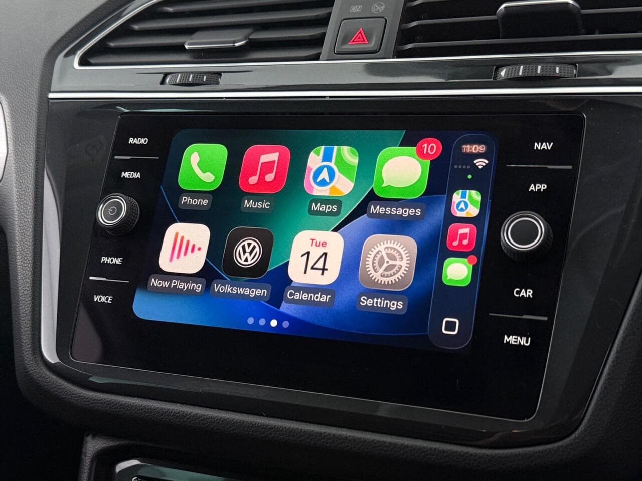 Volkswagen Tiguan thumbnail Infotainment System