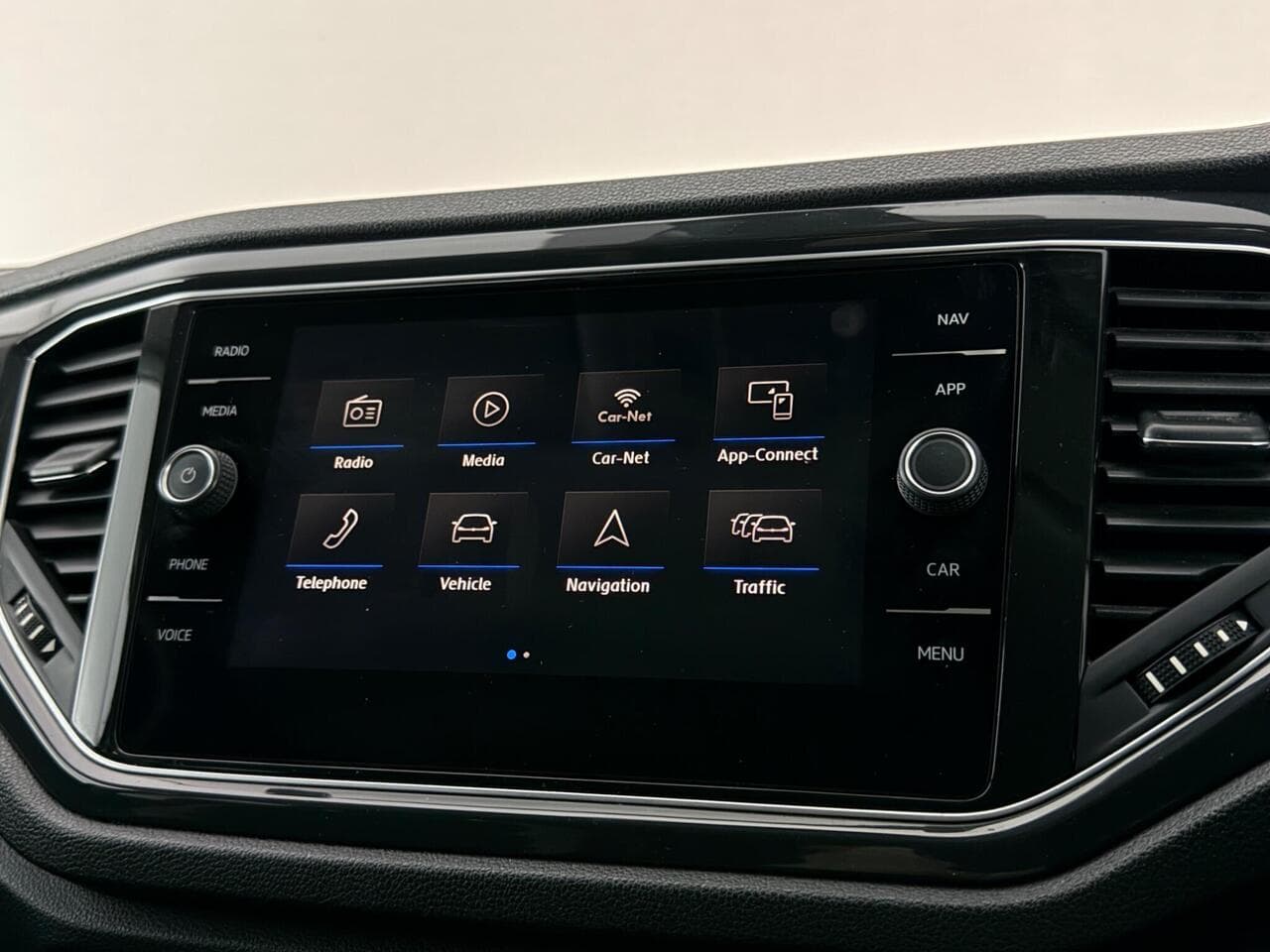 Volkswagen T-Roc thumbnail Infotainment System