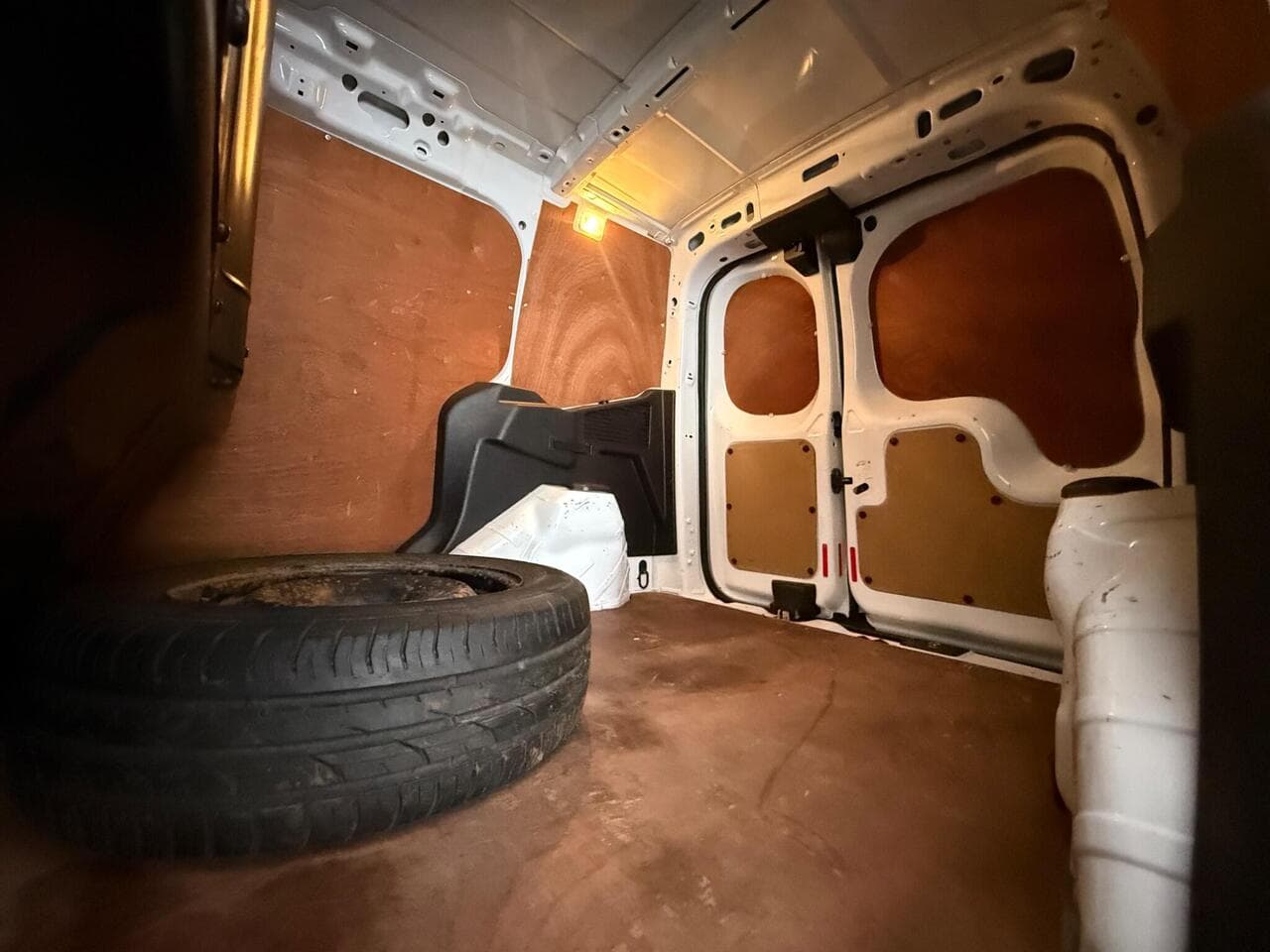 Ford Transit Courier thumbnail Cargo Space