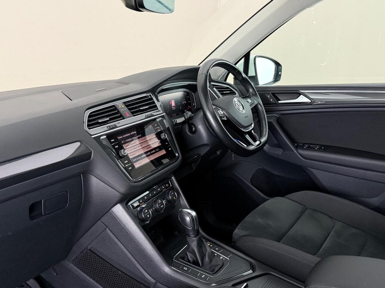 Volkswagen Tiguan thumbnail Interior Front