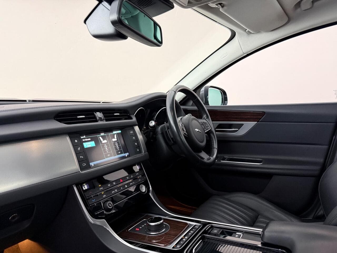Jaguar XF thumbnail Interior Front