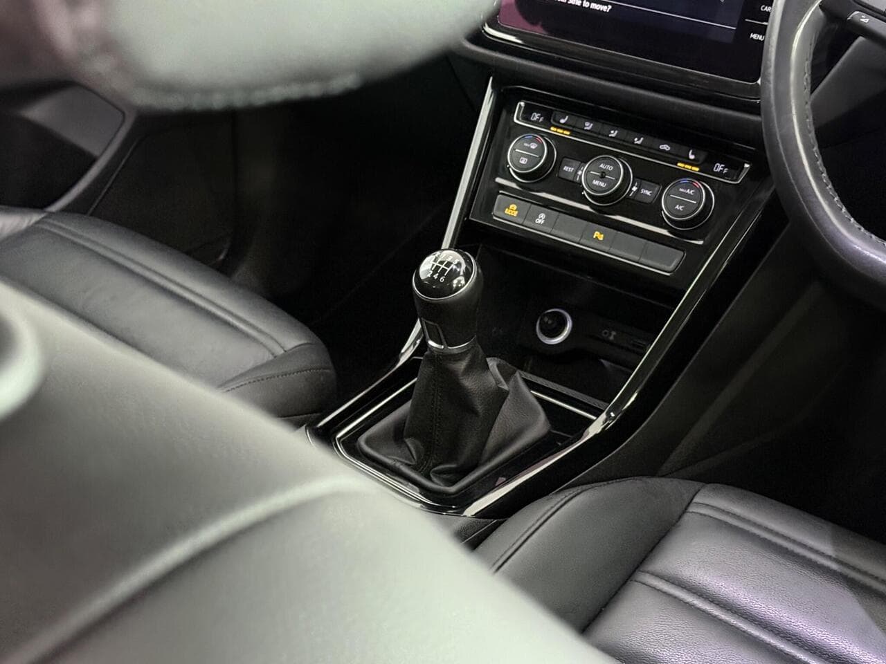 Volkswagen Touran thumbnail Interior Front