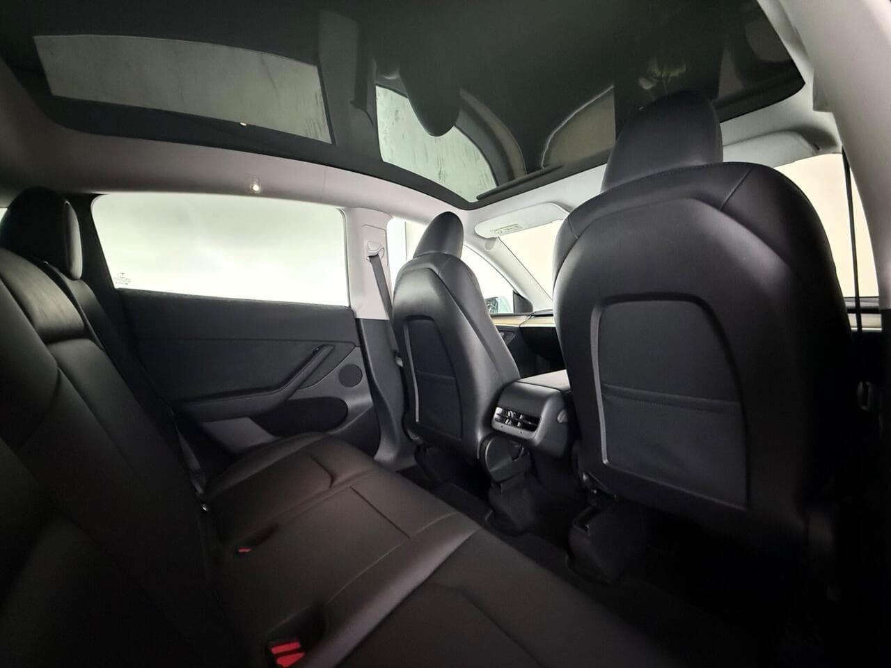 Tesla Model Y thumbnail Seats Rear