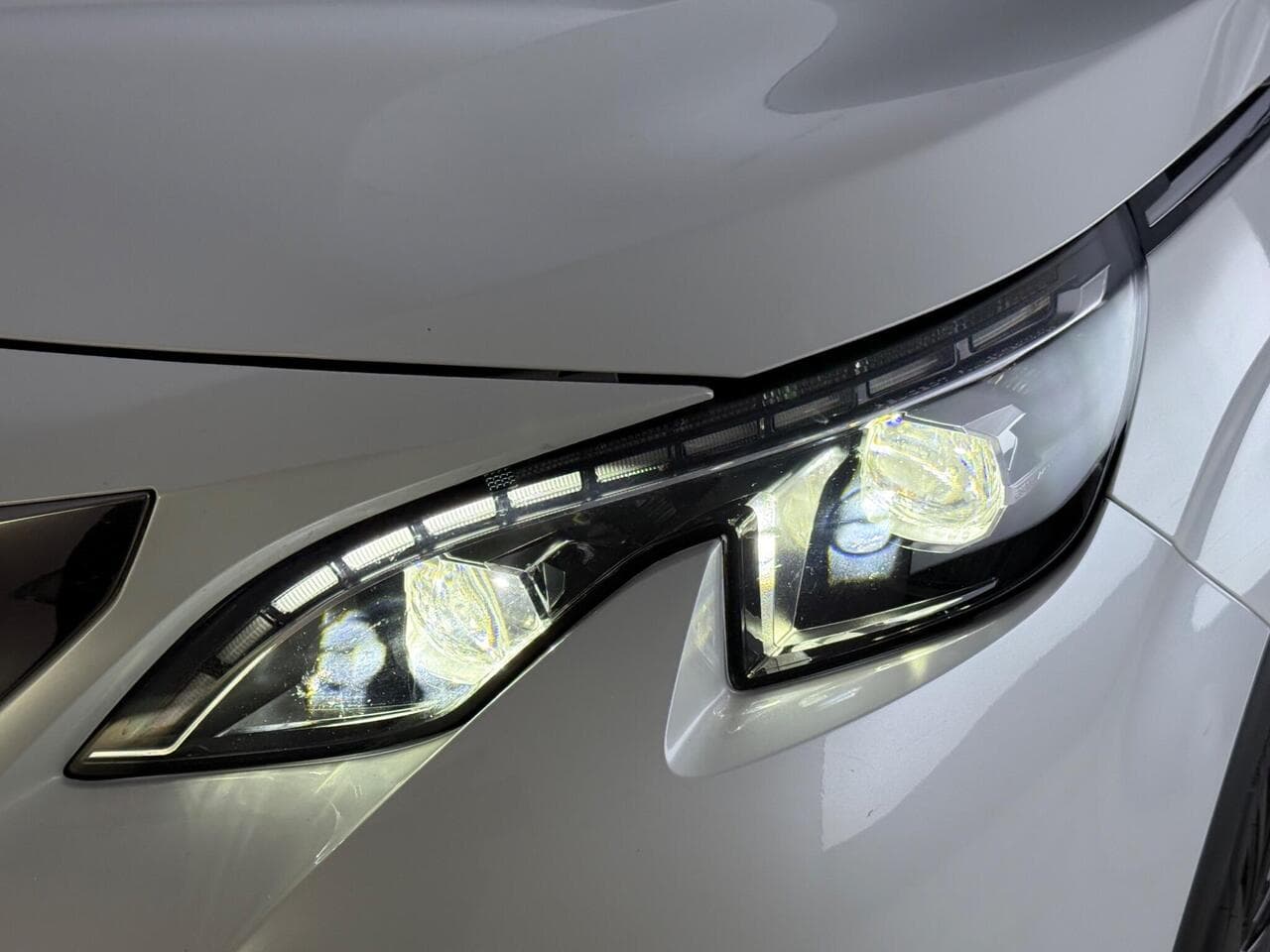 Peugeot 5008 thumbnail Lights Front