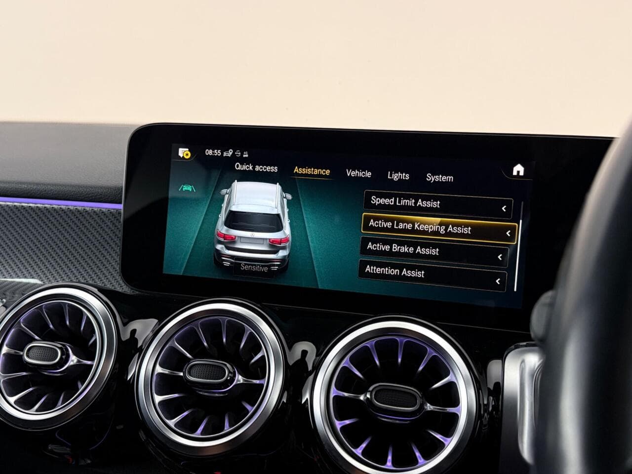 Mercedes-Benz GLB thumbnail Infotainment System