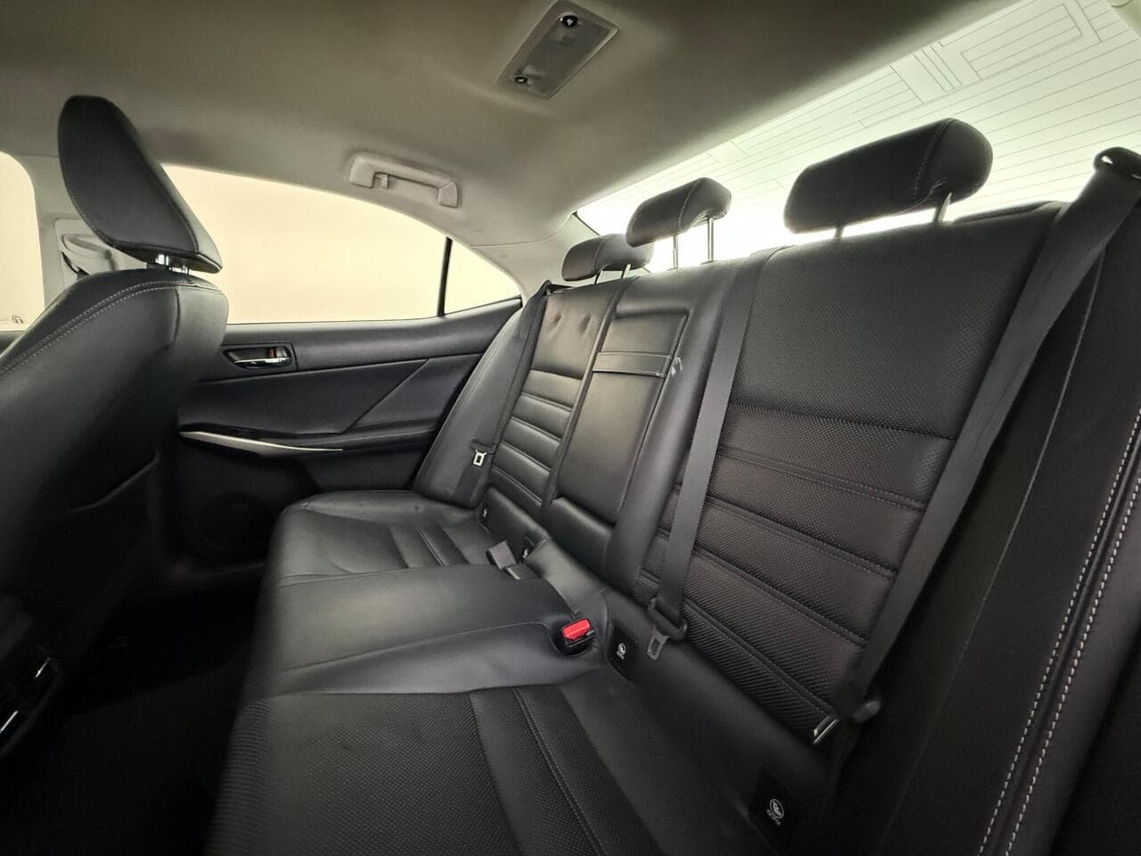 Lexus IS thumbnail Seats Rear