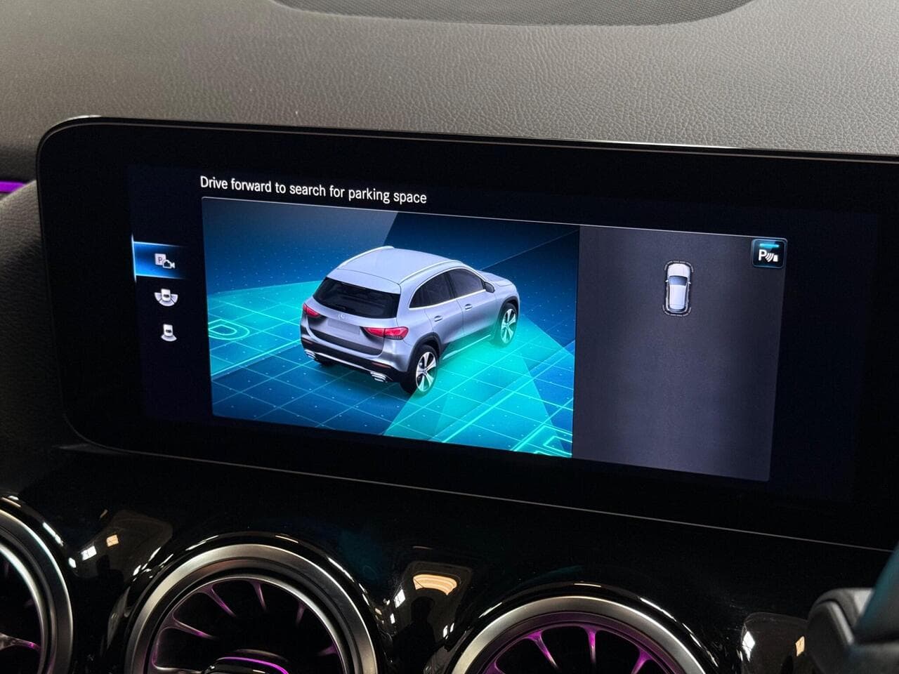 Mercedes-Benz GLA thumbnail Infotainment System