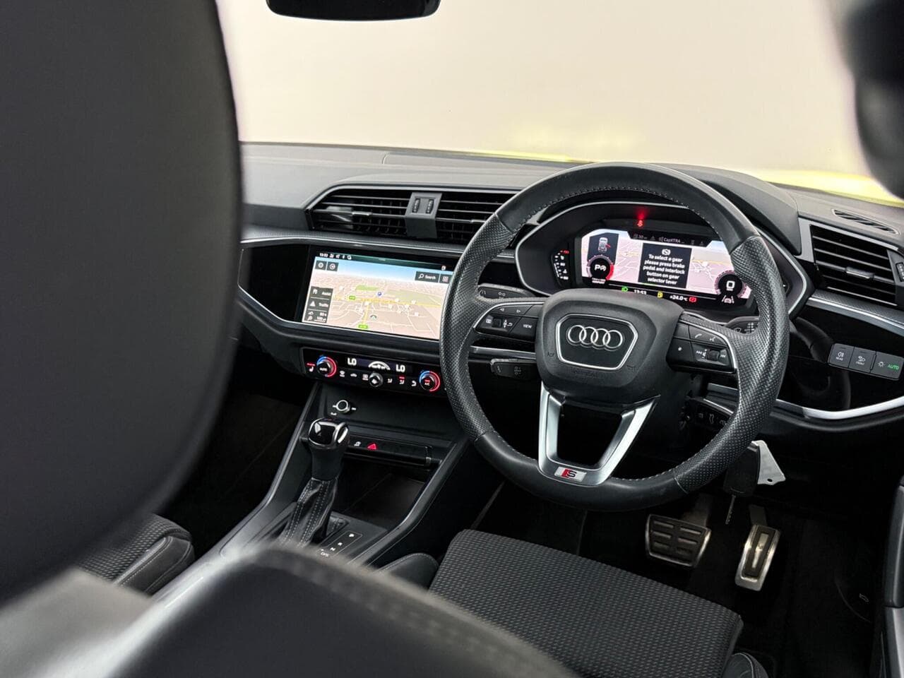 Audi Q3 thumbnail Interior Front