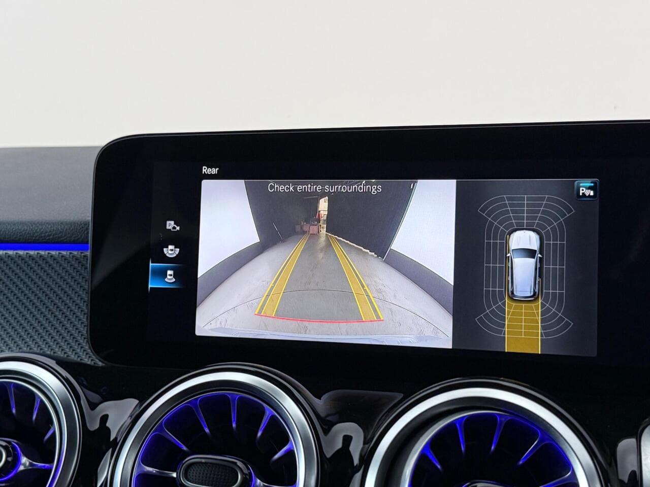 Mercedes-Benz GLB thumbnail Infotainment System