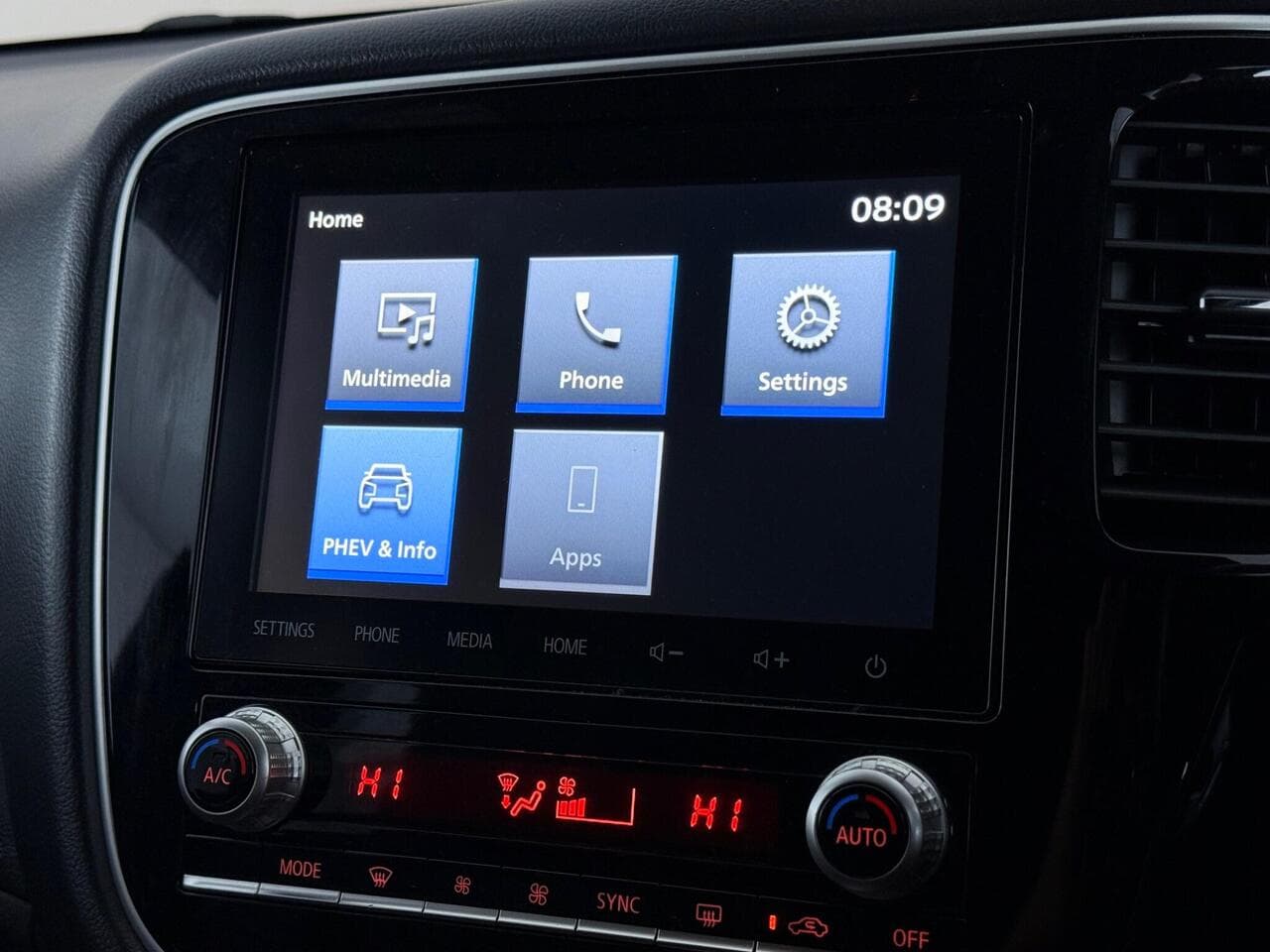 Mitsubishi Outlander thumbnail Infotainment System