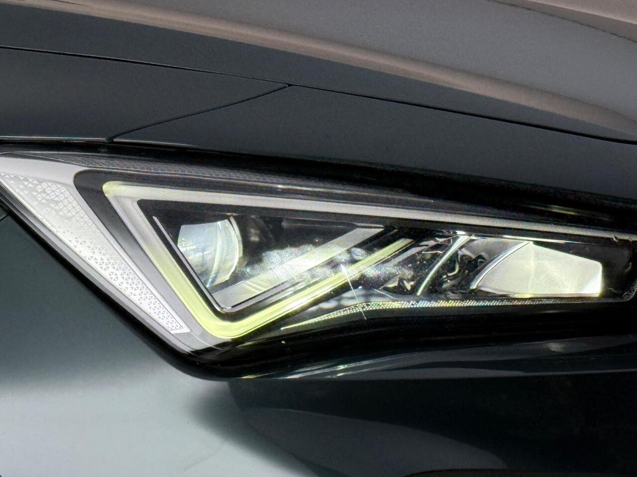 CUPRA Formentor thumbnail Lights Front