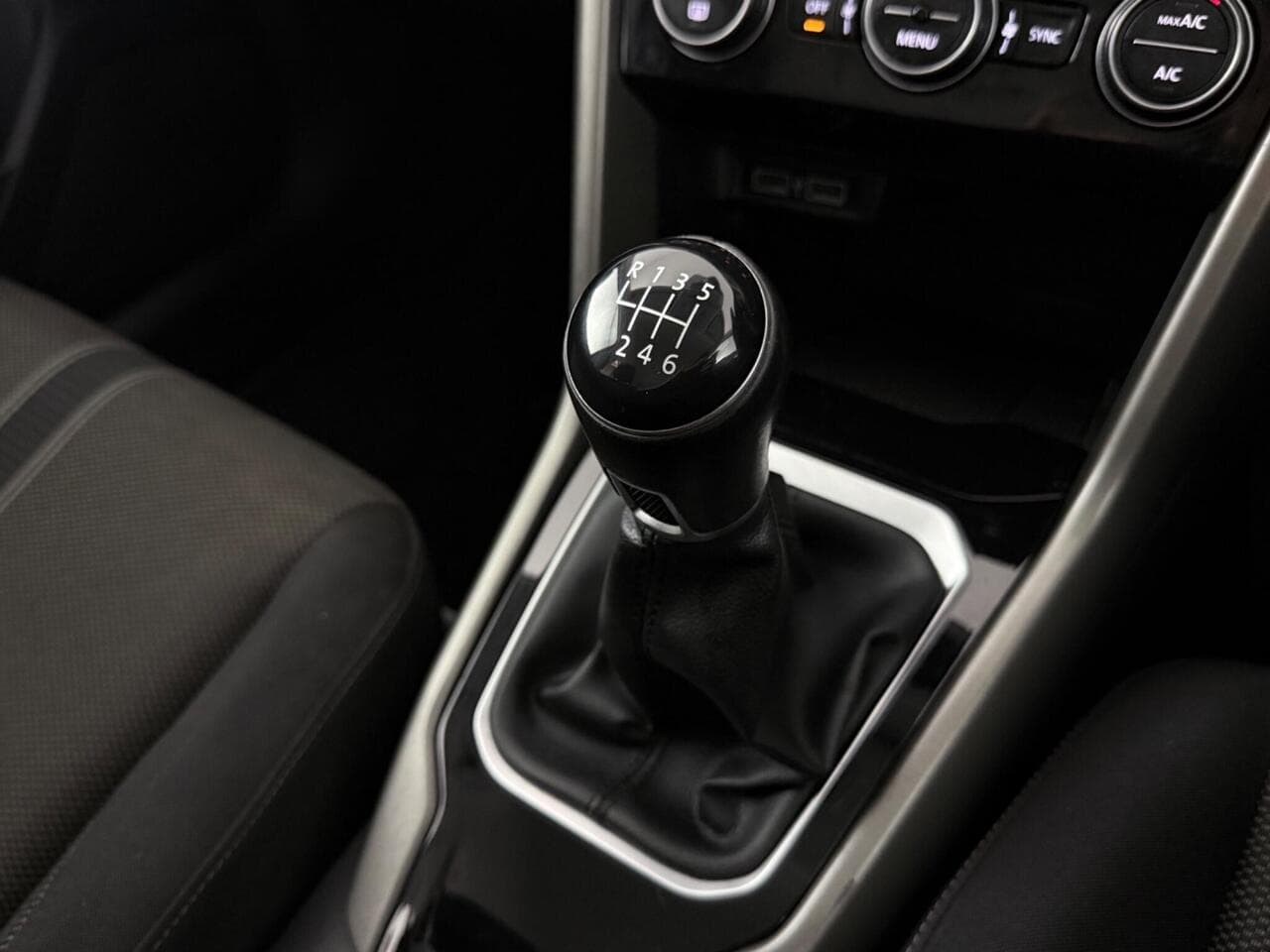 Volkswagen T-Roc thumbnail Interior Front