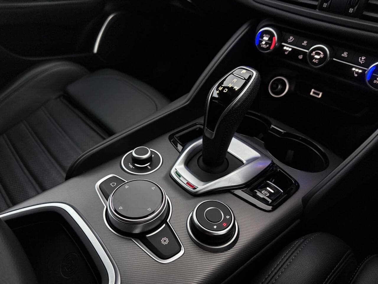 Alfa Romeo Giulia thumbnail Interior Front