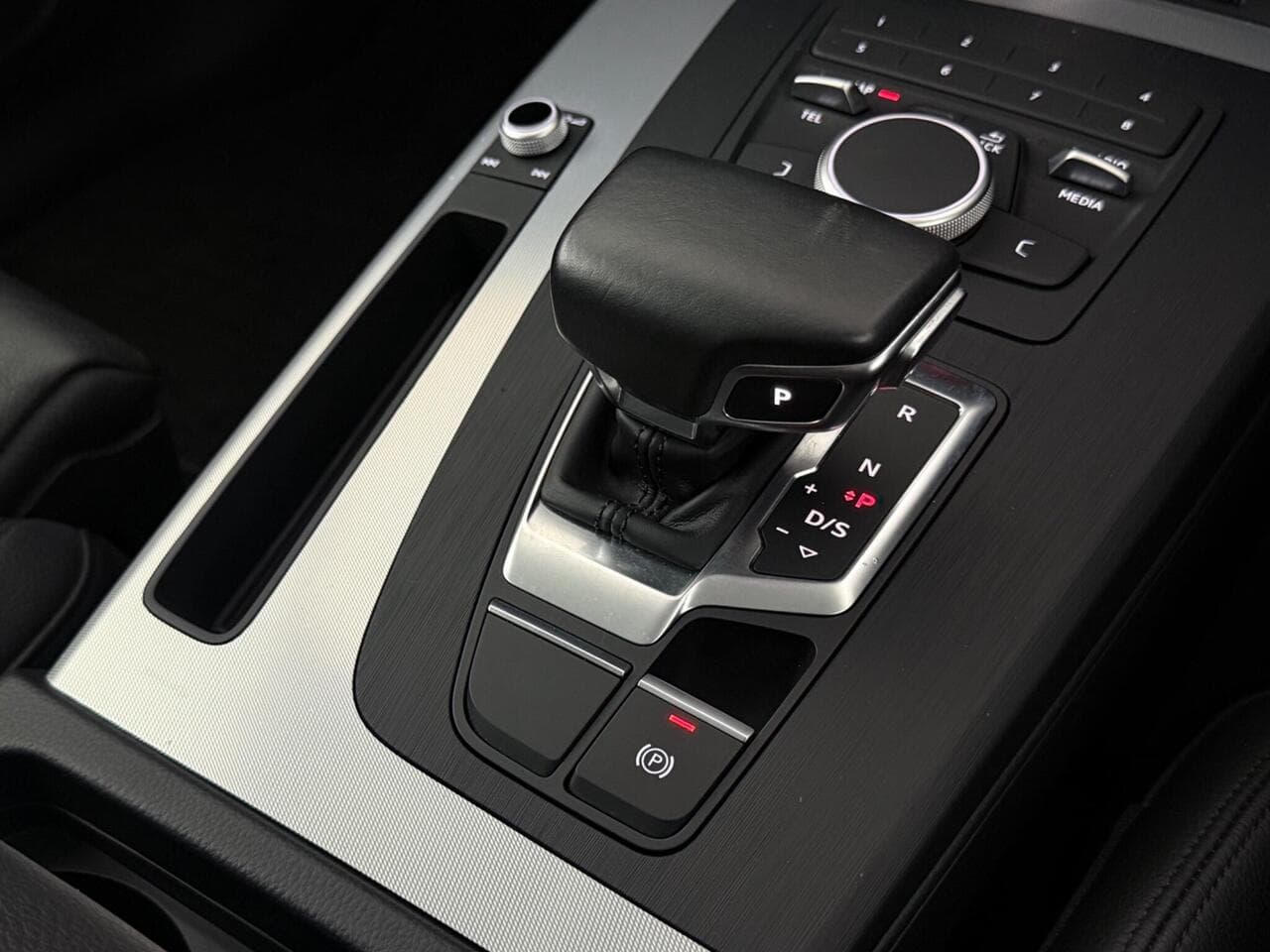 Audi Q5 thumbnail Interior Front