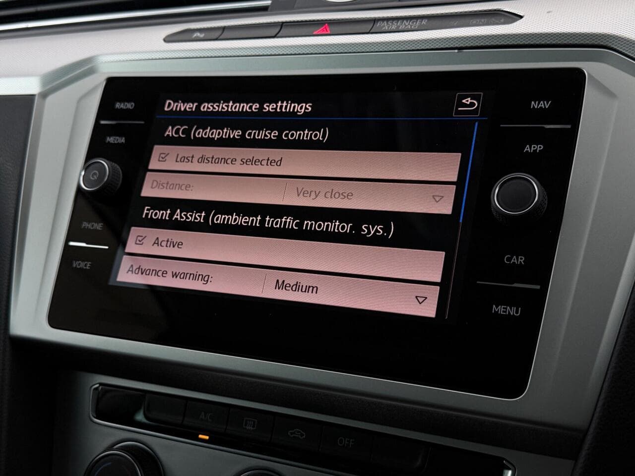 Volkswagen Passat thumbnail Infotainment System