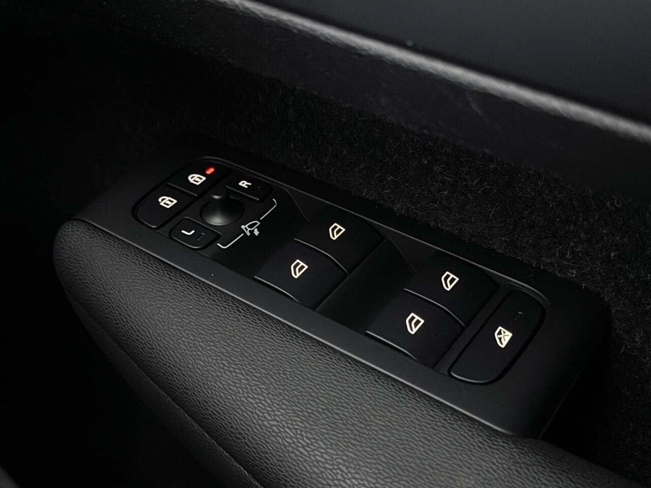 Volvo XC40 thumbnail Misc Controls