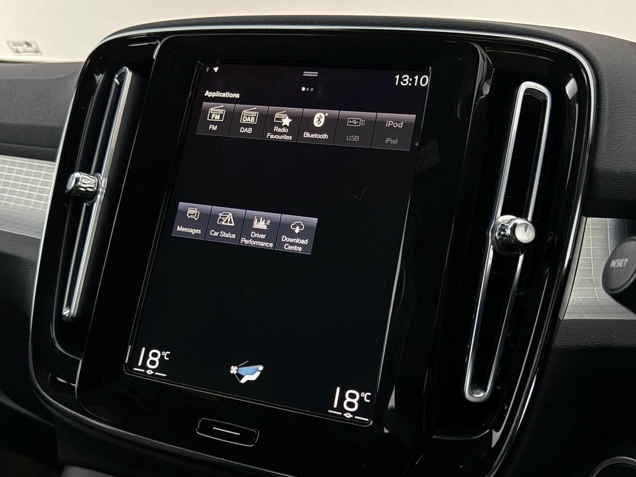 Volvo XC40 thumbnail Infotainment System
