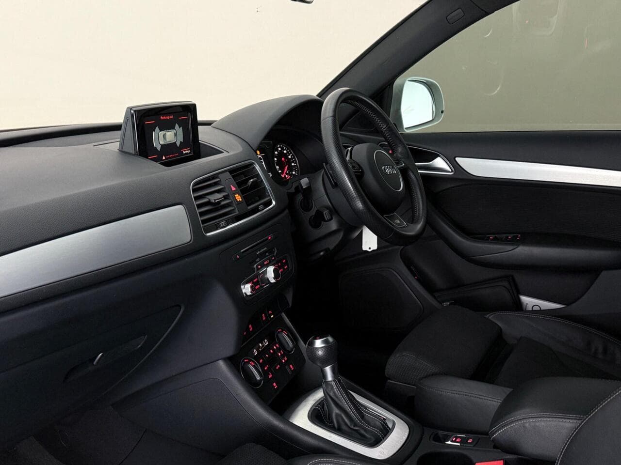 Audi Q3 thumbnail Interior Front
