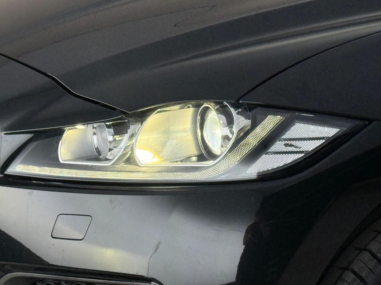 Jaguar F-PACE thumbnail Lights Front