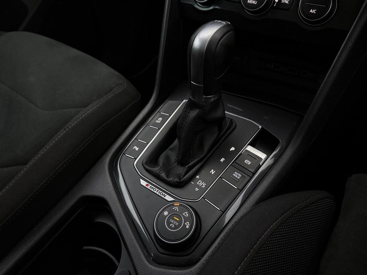 Volkswagen Tiguan thumbnail Interior Front