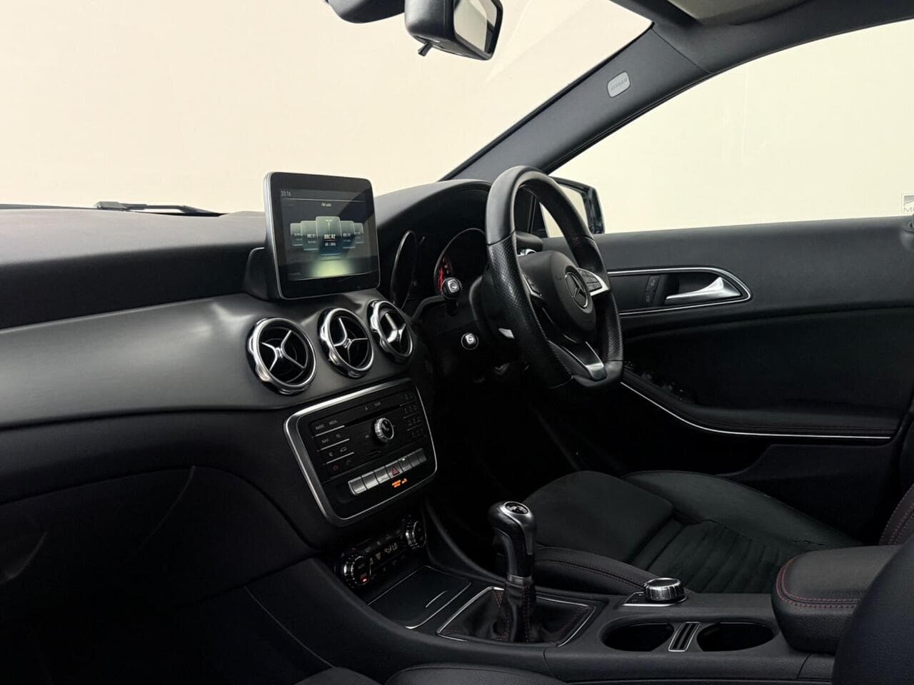 Mercedes-Benz GLA thumbnail Interior Front