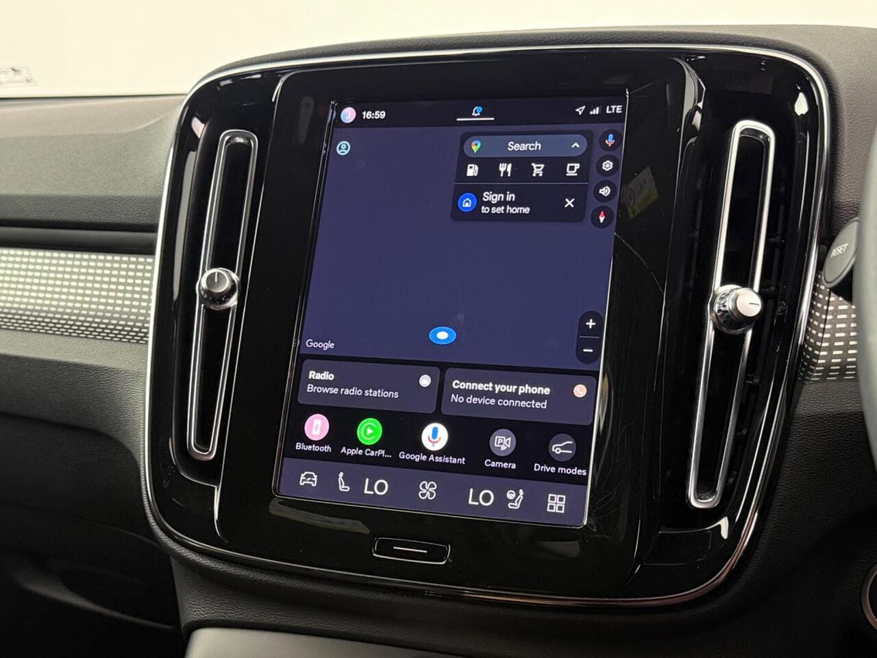 Volvo XC40 thumbnail Infotainment System