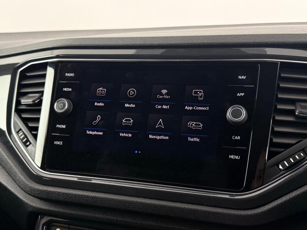 Volkswagen T-Roc thumbnail Infotainment System