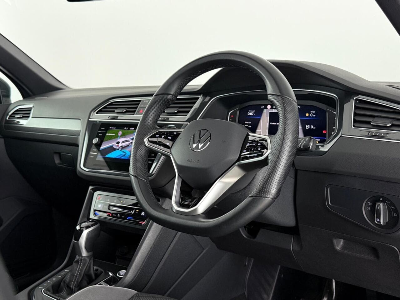 Volkswagen Tiguan thumbnail Interior Front