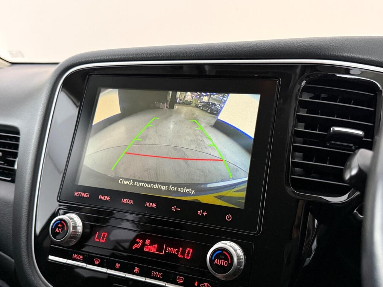 Mitsubishi Outlander thumbnail Infotainment System