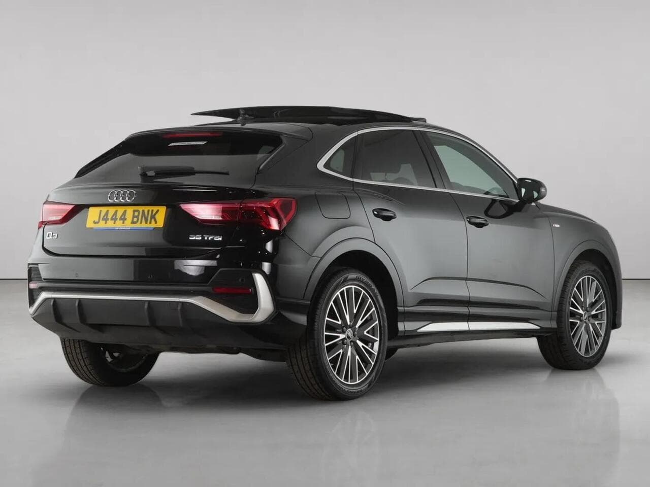 Audi Q3 thumbnail Rear Right