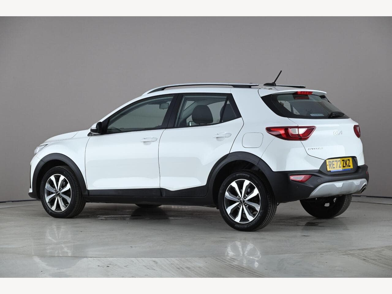 Kia Stonic thumbnail Side Left