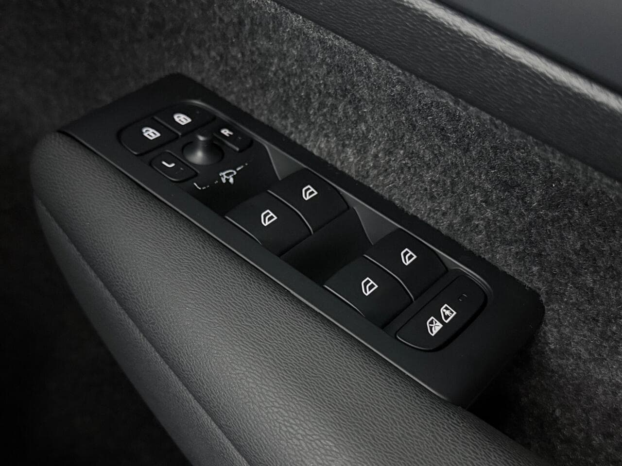 Volvo XC40 thumbnail Misc Controls