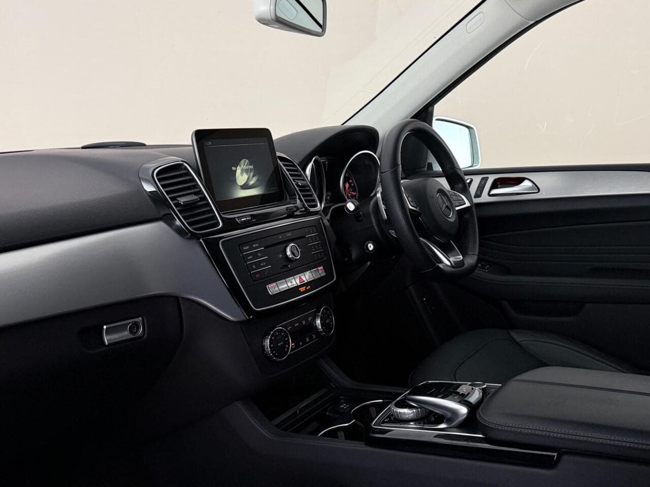 Mercedes-Benz GLE thumbnail Interior Front