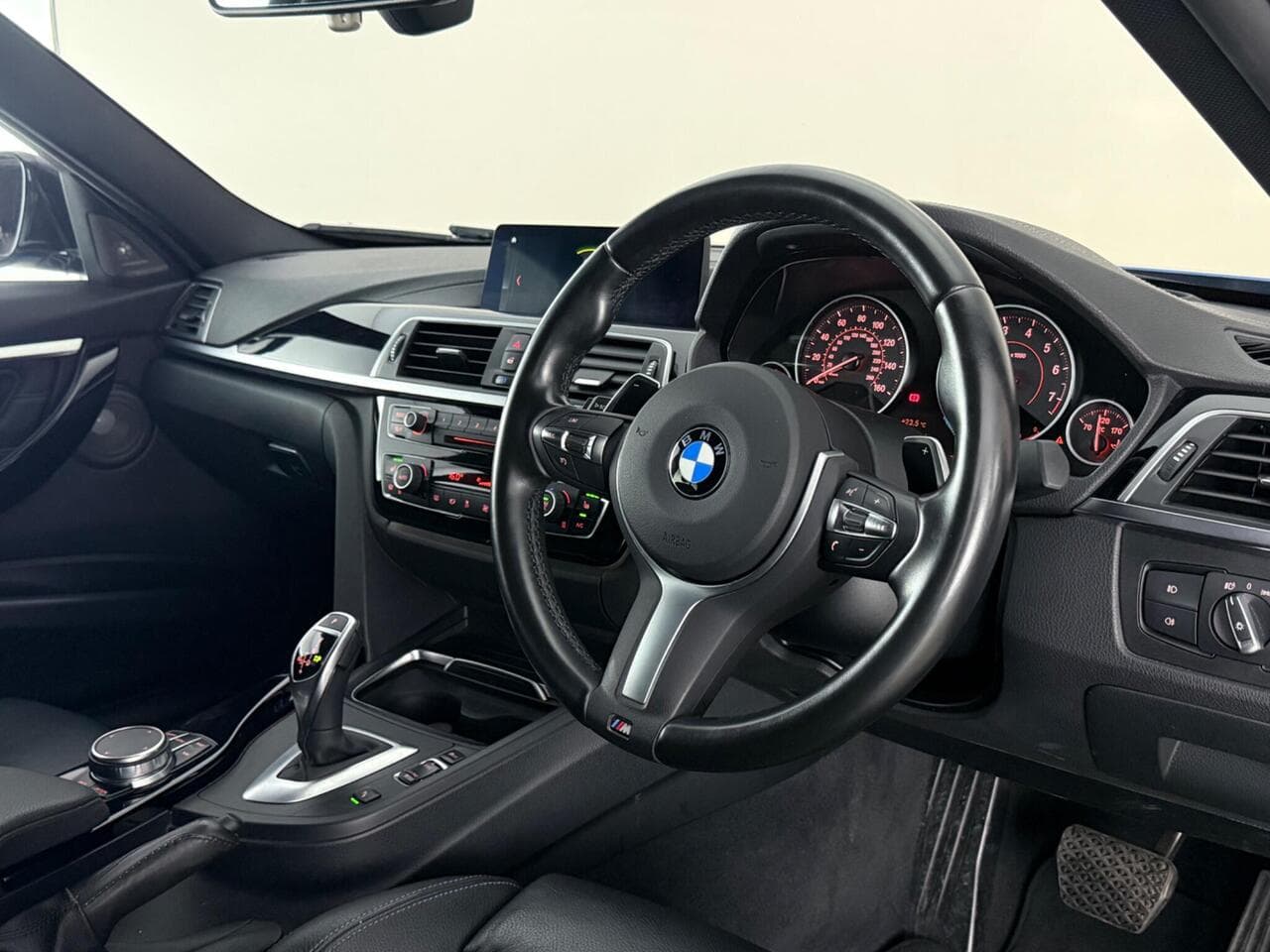 BMW 3 Series thumbnail Interior Front