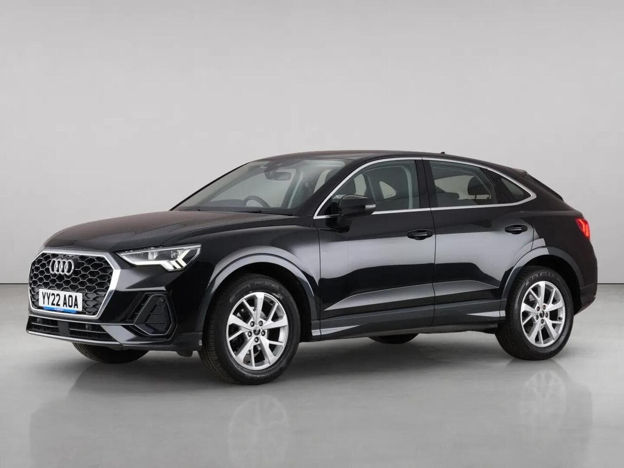 Audi Q3 thumbnail Front Left