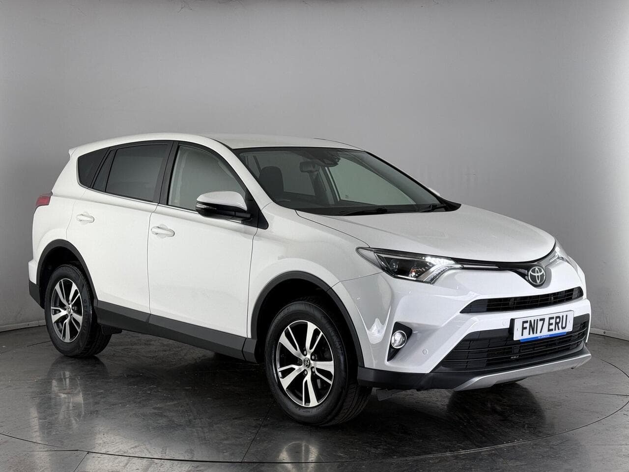 Toyota RAV4 - Toyota RAV4 2.0 D-4D Business Edition Euro 6 (s/s) 5dr (Safety Sense, Nav)