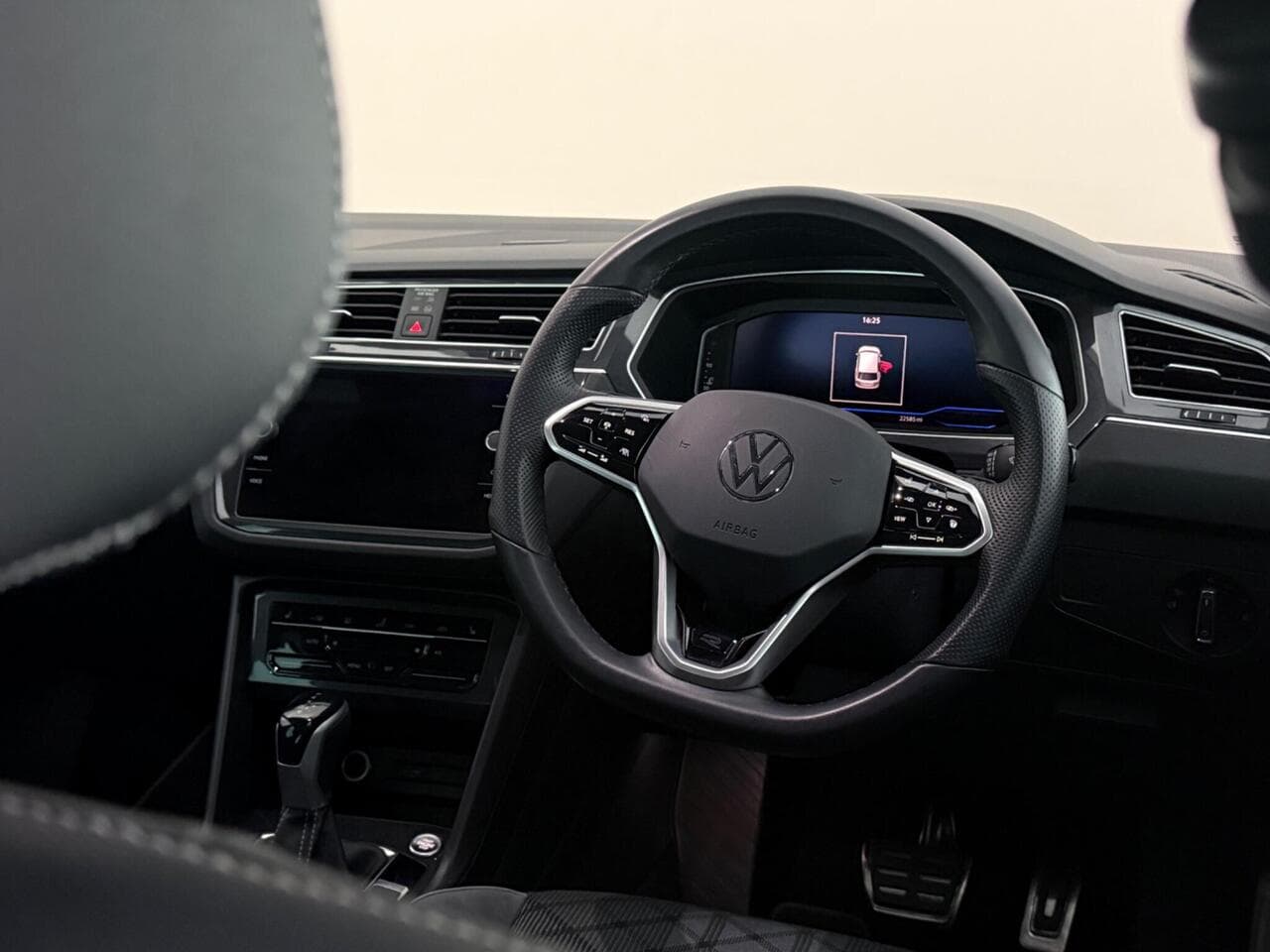 Volkswagen Tiguan thumbnail Steering Wheel