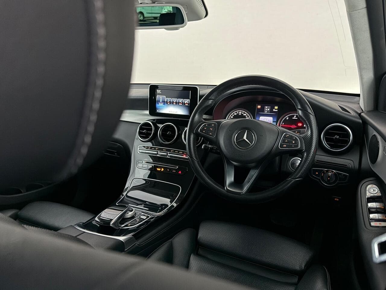 Mercedes-Benz GLC thumbnail Interior Front